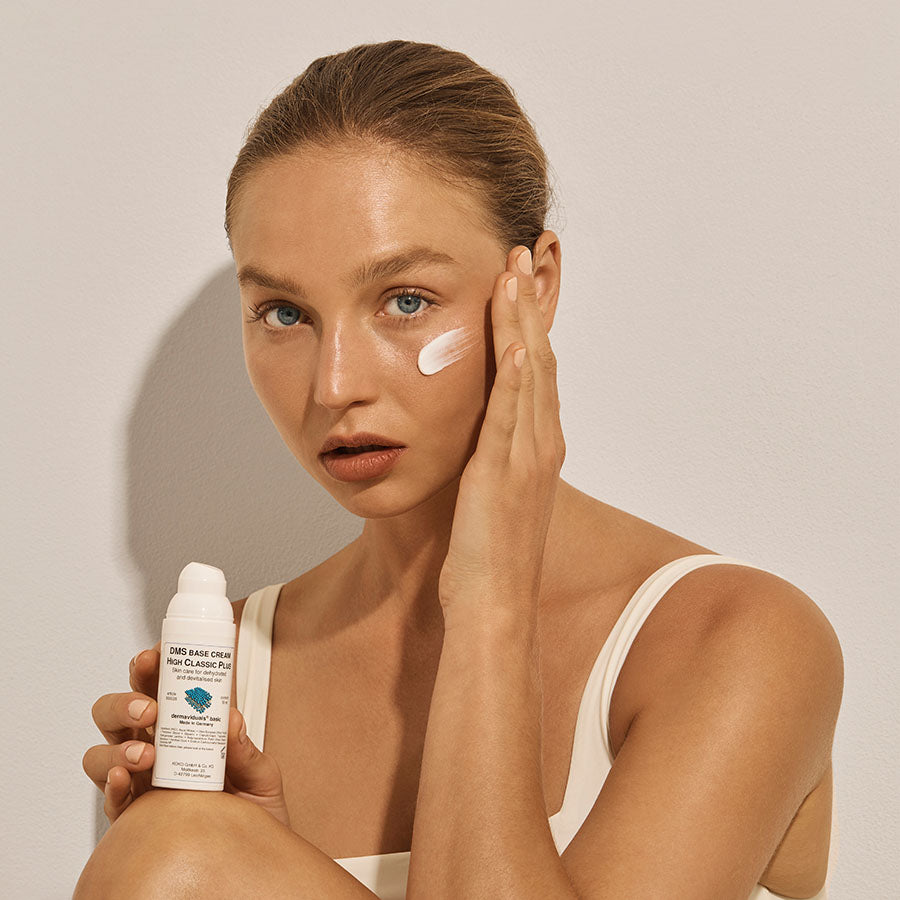 DMS® Base Cream High Classic Plus Benefits
• Mimics the structure and function of skin
• Fast penetration
• Protective
• Hydrating
• Nourishing
• Regenerative
Key Ingredients
Formulated with dermaviduals’ unique Derma Membrane Structure made up of high quality skin caring substances phosphatidylcholine, shea butter, ceramides, squalane and natural moisturisers without emulsifiers. High Classic Plus is uniquely enriched with Olive Oil & CM Glucan for nourishment of lipid dry skin dull devitalised