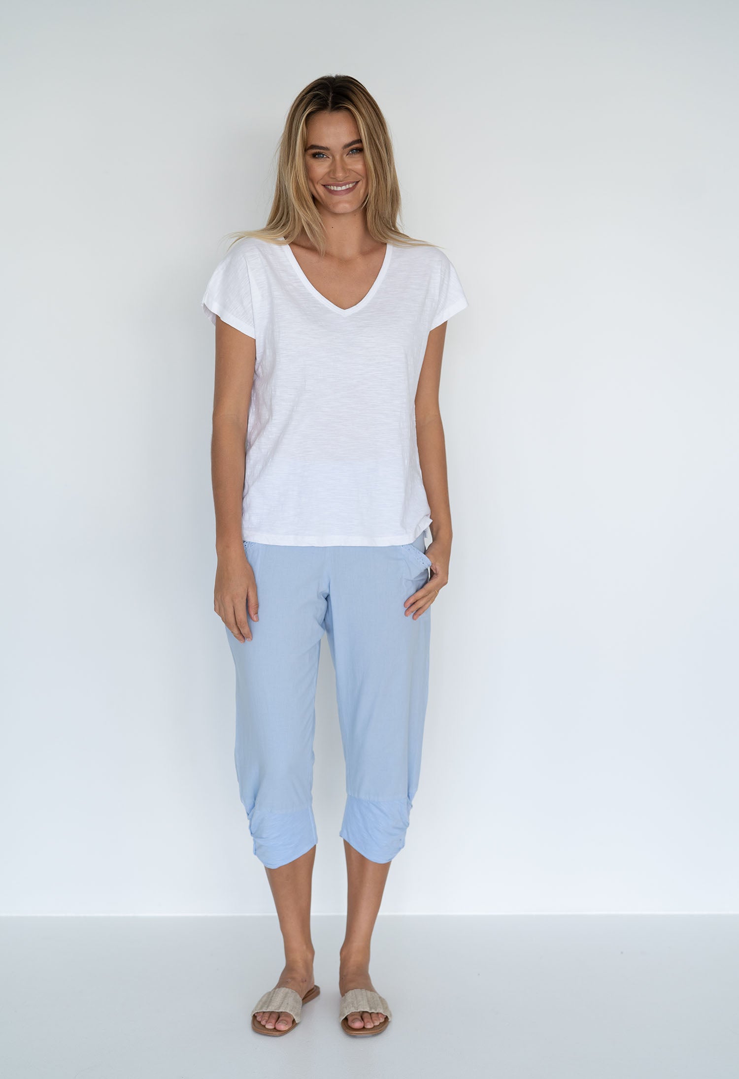 HUMIDITY Must Have V-Neck (White)